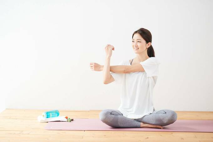 ヨガマットの上に女性