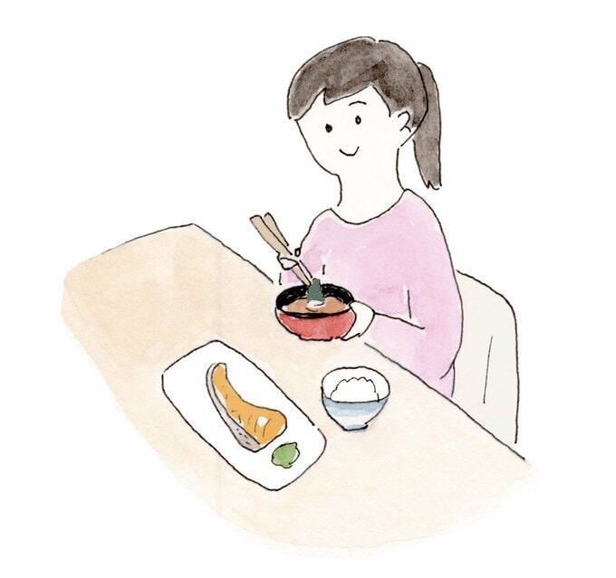 ご飯を食べる女性