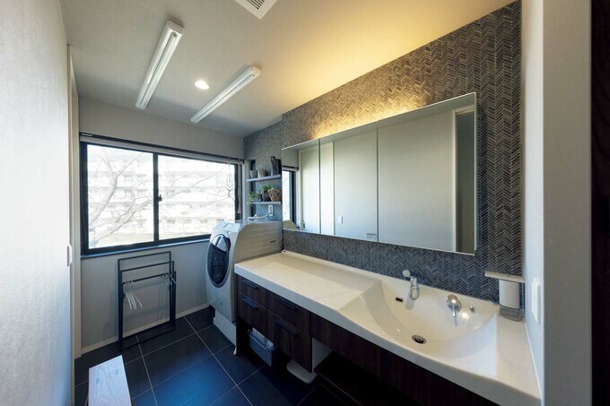 ヘリンボーン貼りのタイルが美しい洗面・脱衣室