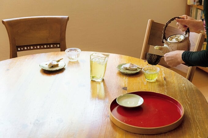 テーブルにお茶が用意されている画像