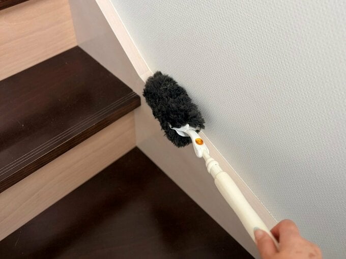 ワイパーで階段を掃除している