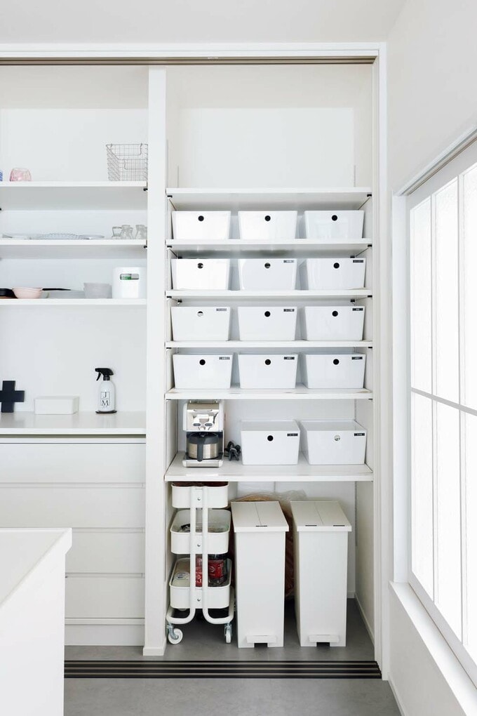 キッチンの背面には大型の収納を造作