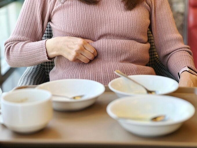 食べ過ぎを気にする女性