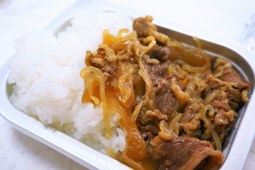 火も水も不要！非常食用の「牛丼」を試食したら、斜め上を行くうまさ