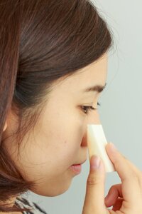 やさしいタッチでリズミカルに肌に押し込む