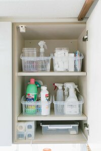 洗剤類をカゴにまとめれば取り出しやすく倒れにくい