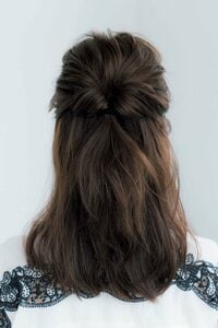 おしゃれハーフアップ後ろ姿女性