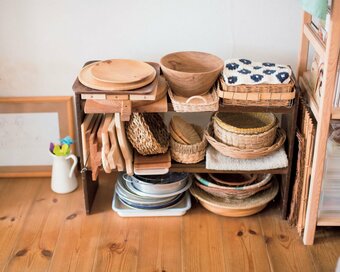 重ねたり、つるしたり。ラフな収納でも、素材感を合わせるとおしゃれ