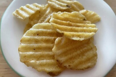 東京駅で限定販売中のポテトチップス。「和のうま味」を感じる高級な味！