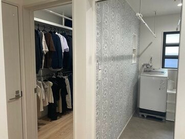 ランドリールームの両脇に、クローゼットと脱衣室を配置して、家事ラクの家に