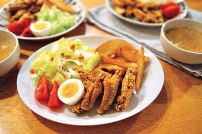 手羽中のから揚げ献立。そえるのは生野菜と冷凍食品でラクに