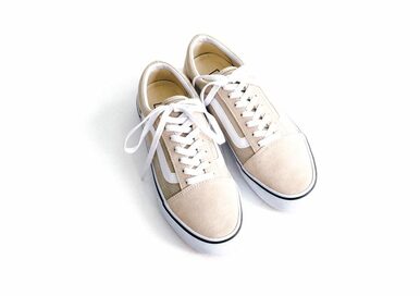 ベージュ系の洋服に最適。ニュアンスカラーの大人スニーカー