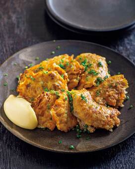 1人分140円の「ふわふわ豚こまとモヤシのピカタ」。節約食材で満足感たっぷり