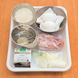 お弁当で頻繁につくる卵焼き用の調味料や卵なども、トレーの近くに置いておくそう