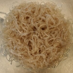 春雨を袋の表示どおりにゆでて、冷水にとり、水気をよくきる