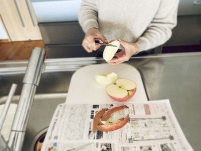 リンゴの皮の処理にチラシを利用