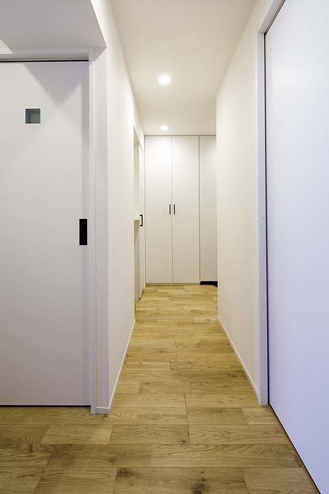 突板仕上げの廊下