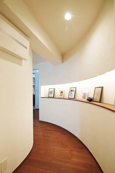 アール壁の廊下