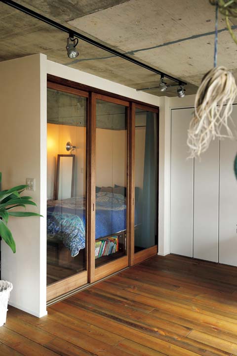 光も景色も取り込めるように、寝室の間仕切りはガラス戸に