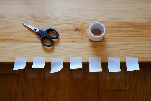 カットした白いマスキングテープを7個用意