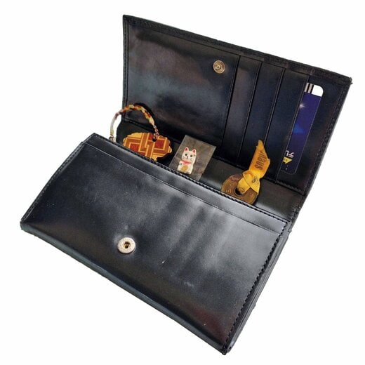 開運グッズが入った黒い財布