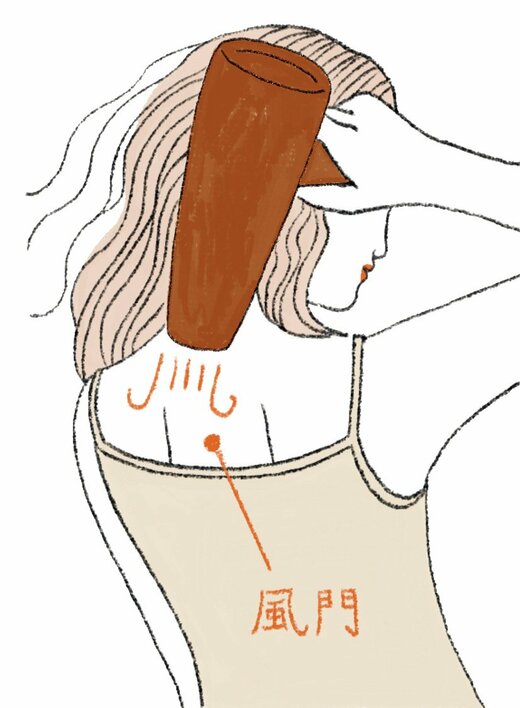 風門にドライヤーの温風をあてる人