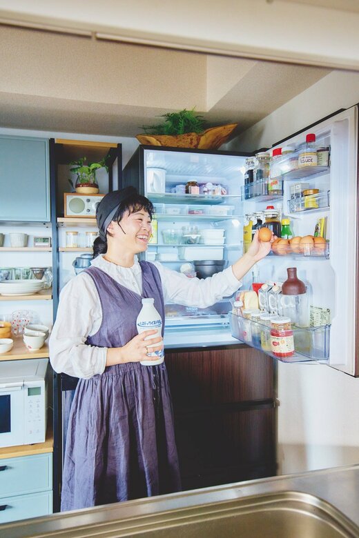 冷蔵庫から食材を取り出すマキさん