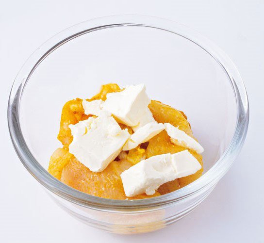 ボウルに鶏肉クリームチーズ