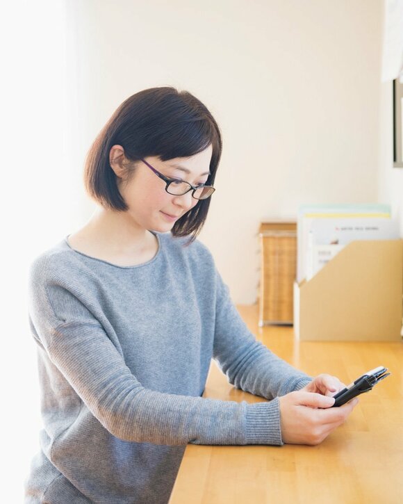 スマホを持つ女性