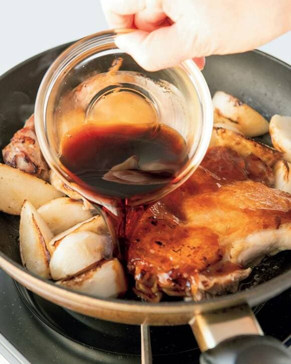 余分な油をふいて和の黄金比ダレを加える