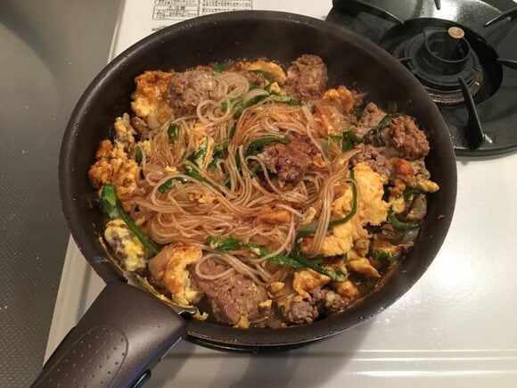 春雨を加えて全体を混ぜ、混ぜ合わせたAを加えてさっと炒め合わせます。