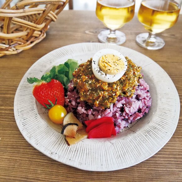 白いお皿にゆで卵のせカレー