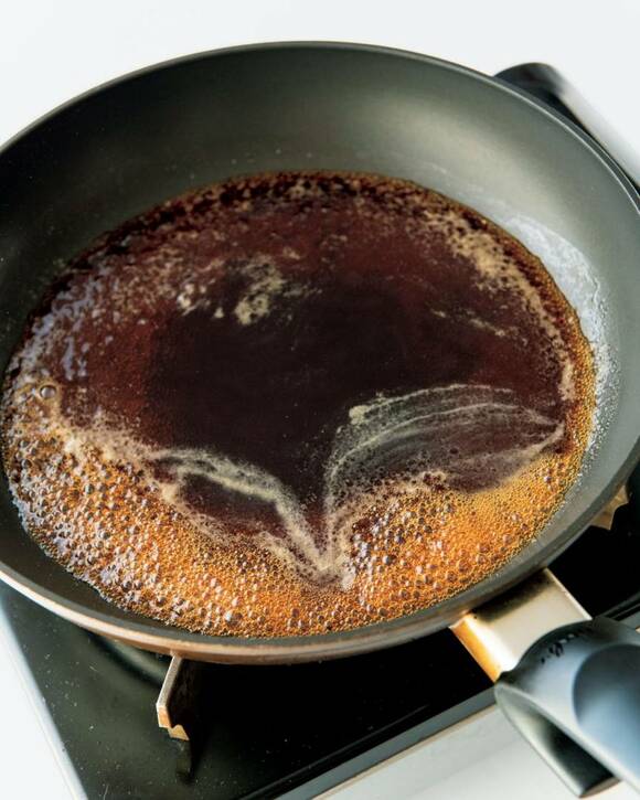 黄金比ダレと酢を入れてひと煮立ち