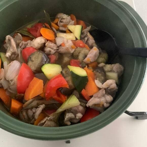 鍋を火にかけている様子