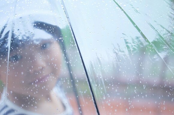 100円ショップでも手に入るキッズサイズのビニール傘は、雨の日の撮影に使える小道具