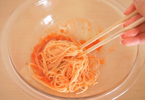 （3）2のパスタを1にからめ、お皿に盛りつけます。