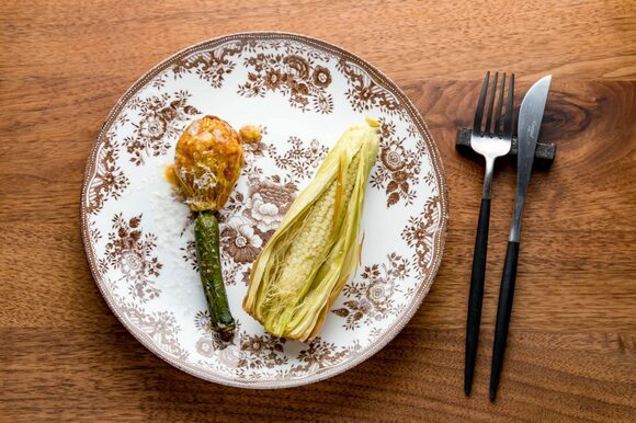 焦げ茶色の繊細な絵皿