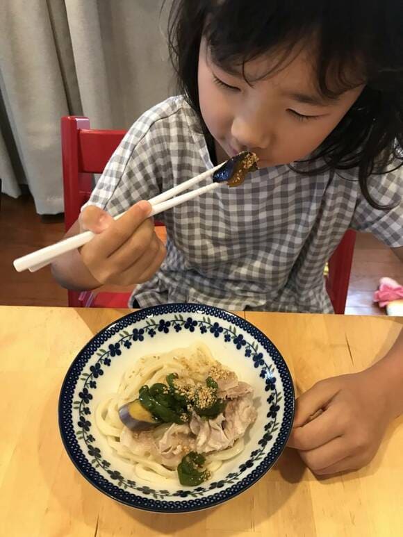 ナスを食べようとする女の子の画像