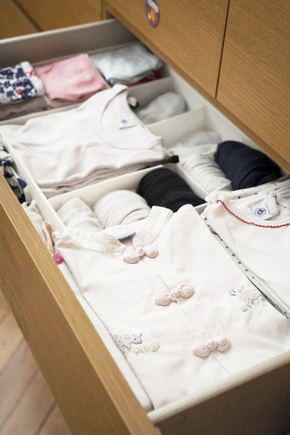 子どもたちの衣類はタンスに市販の仕切りでアイテムごとに区切って整理