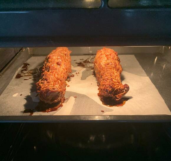 豚ブロック肉をオーブンで焼く様子