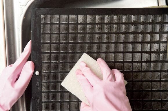 つけおきしたフィルター枠をスポンジでこする