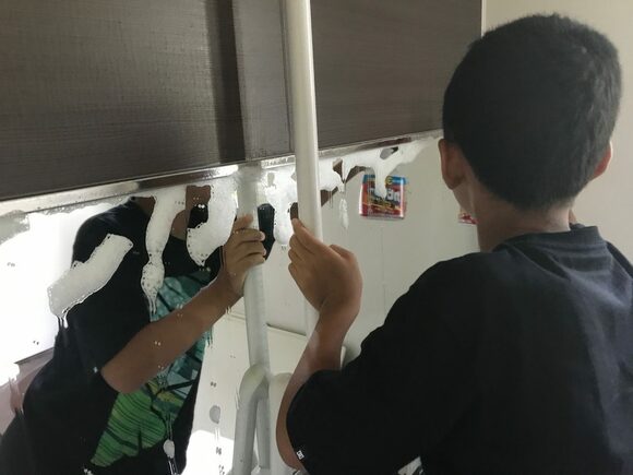 壁や床を掃除