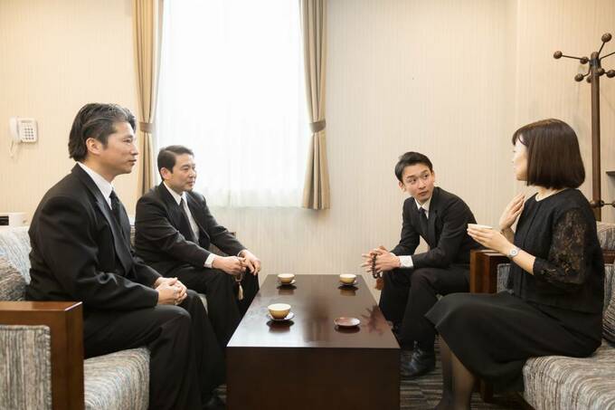 黒い服の男女4人