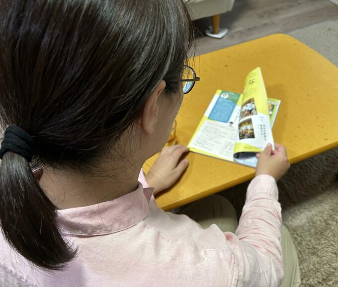 ESSE本誌を読む久世さん