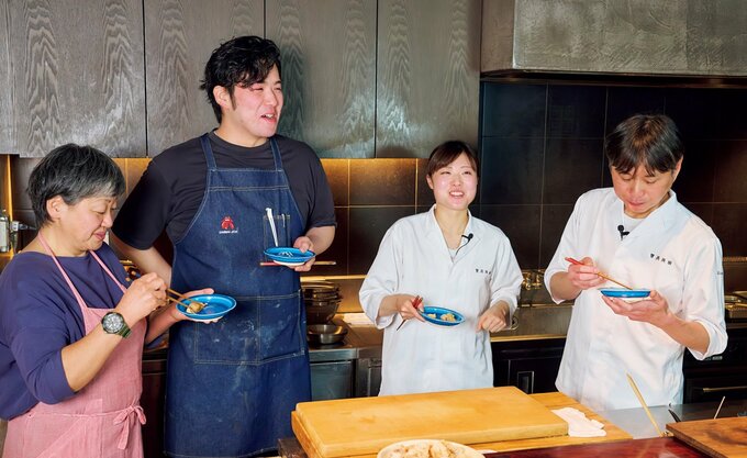 完成した料理を実食する様子