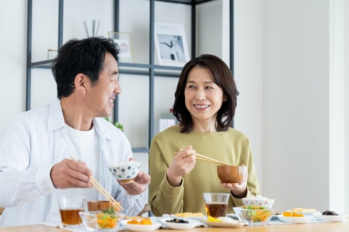食事をする夫婦