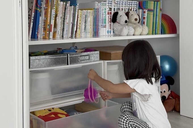 片付けをしている子ども