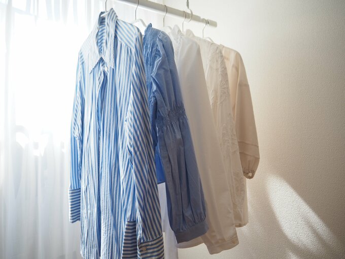 ハンガーにかかって整理された服