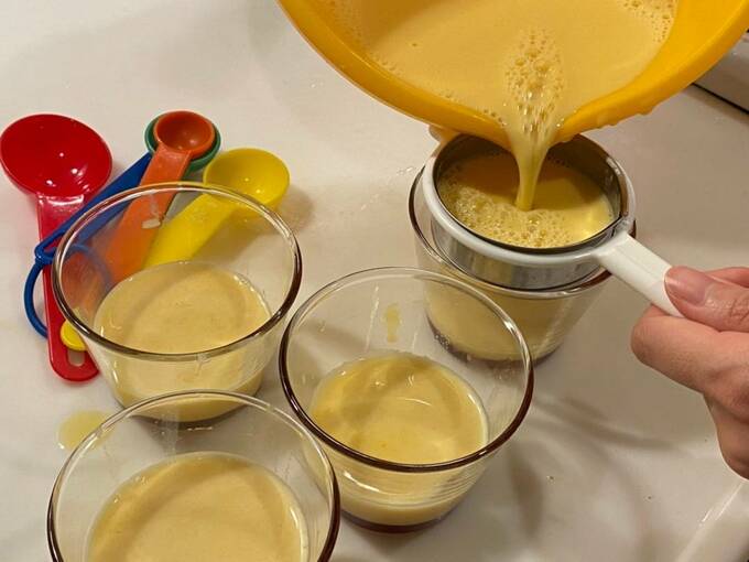 茶こしを使って卵液を注ぐ