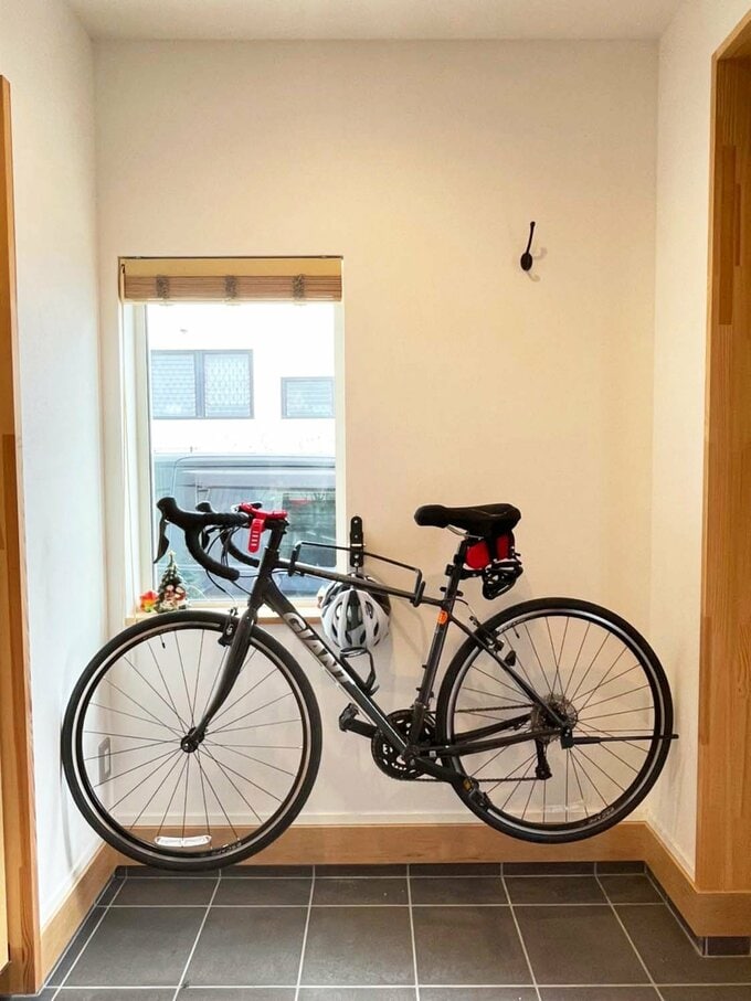 バイクハンガーにかけたロードバイク